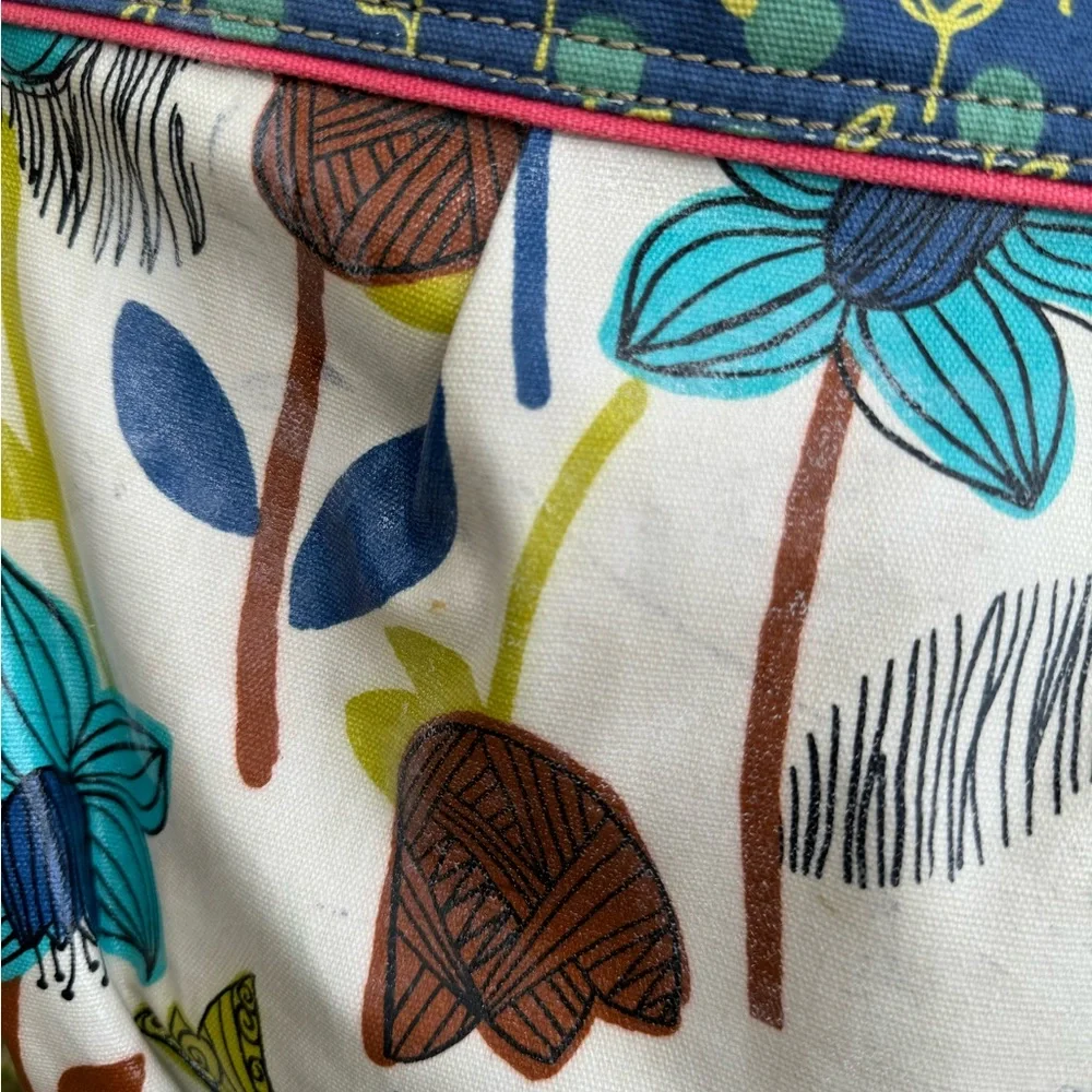 Fossil coated canvas large roomy shoulder bag in cream and blue.